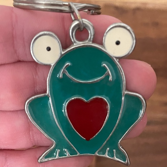 Vintage 1990s Adorable Cartoon Frog Metal Keychain. Cute frog holding a heart. - Picture 3 of 5